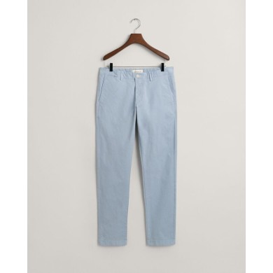 Slim fit chino trousers in blended cotton.