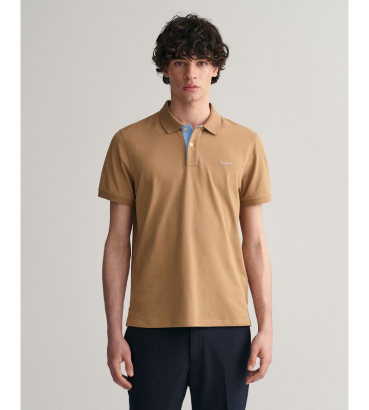 POLO ﾀ MANCHES COURTES EN PIQUﾉ ﾀ CONTRASTE RﾉGULIER.