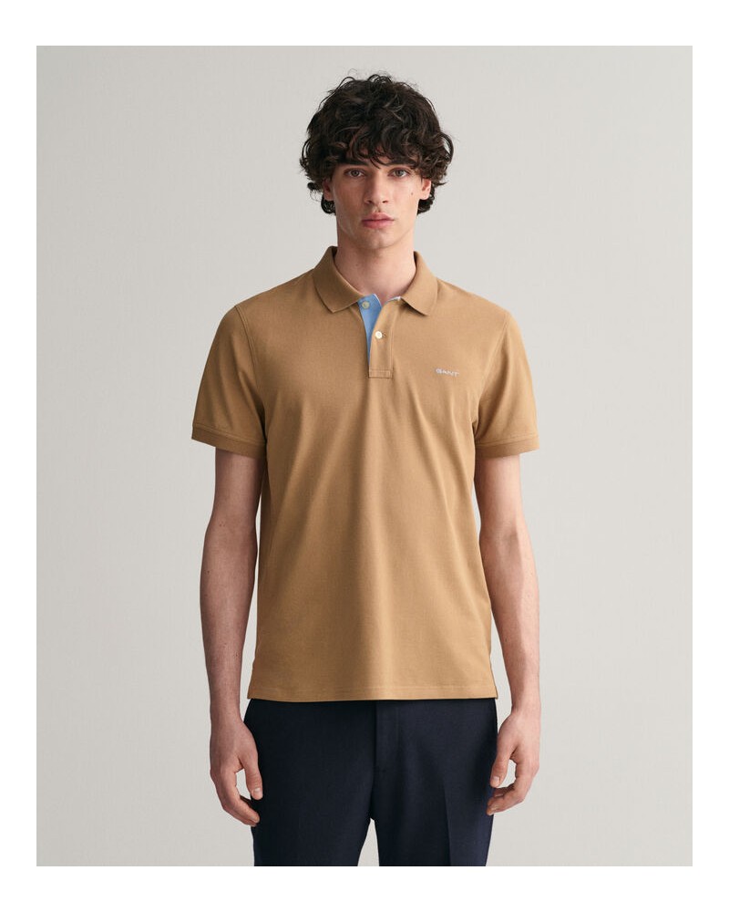 POLO ﾀ MANCHES COURTES EN PIQUﾉ ﾀ CONTRASTE RﾉGULIER.